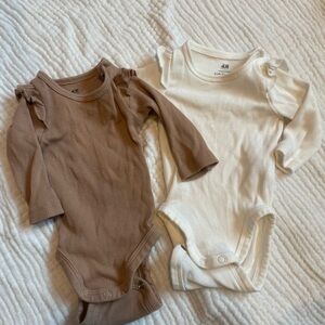 Organic cotton H&M ribbed ruffle Bodysuit Set - Tan and White newborn